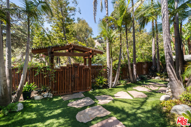 454 E Rustic Road, Santa Monica CA: https://media.crmls.org/mediaz/53822497-7f48-4b73-a491-a15600a4c1b7.jpg
