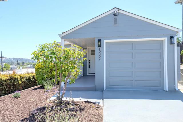 10007 Burr St, Oakland CA: https://media.crmls.org/mediaz/53840aaa-fd64-45ad-a553-05e28e192a3d.jpg