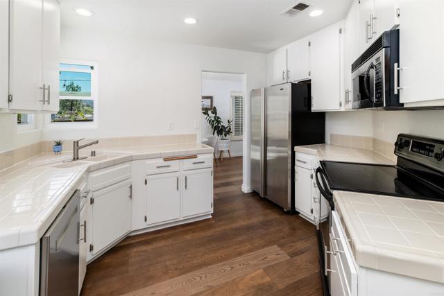 6848 Xana Way, Carlsbad CA: https://media.crmls.org/mediaz/5384636a-1be0-442c-948d-17fb4ca6442d.jpg
