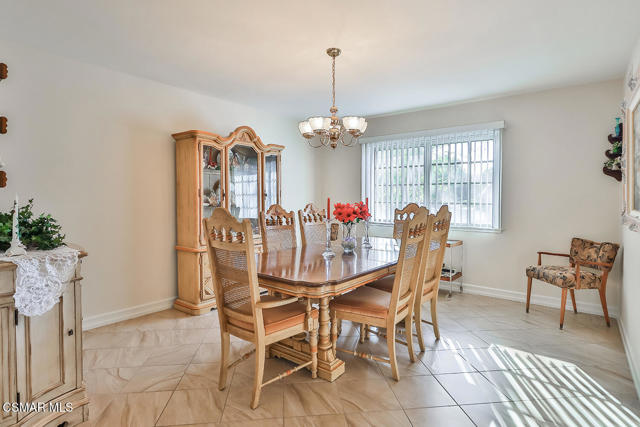 5260 Edgeware Drive, Calabasas CA: https://media.crmls.org/mediaz/5384f556-03fd-4287-adf8-dbb7ebe686df.jpg