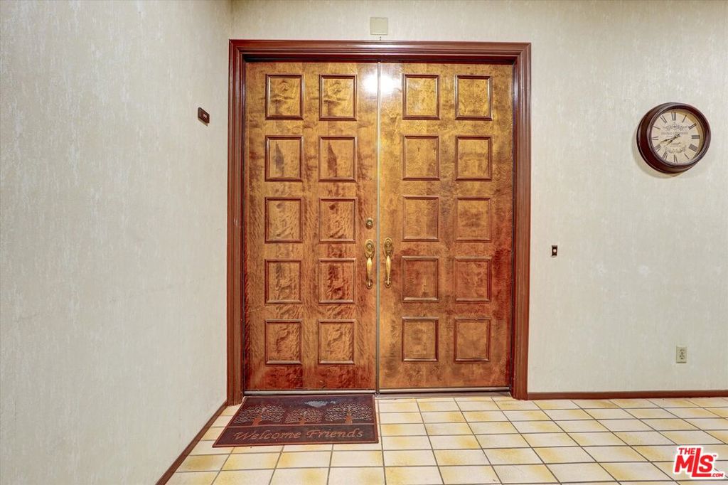 https://media.crmls.org/mediaz/5385dcfc-ed43-4609-abfc-940005d969ee.jpg?preset=X-Large