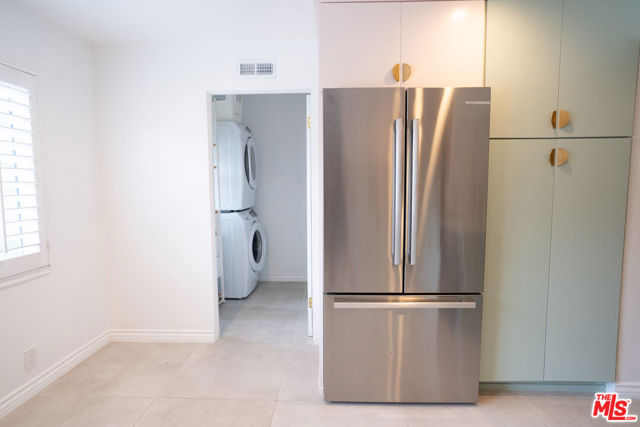 4616 Glencoe Avenue, Marina del Rey CA: https://media.crmls.org/mediaz/5385e704-3950-4e1f-ab17-e24a43f87bab.jpg