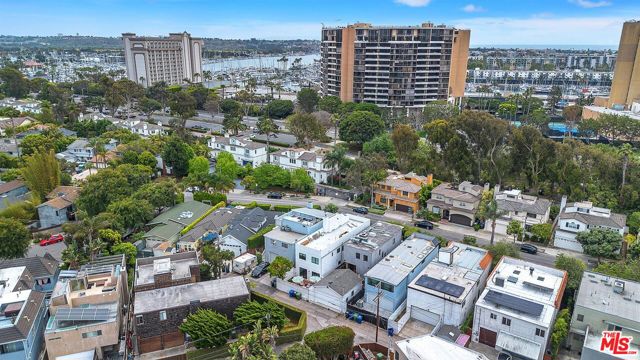 749 Oxford Ave Avenue, Venice CA: https://media.crmls.org/mediaz/5386026e-105e-443e-86ba-8077cf5fe902.jpg