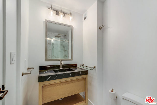 515 Ocean Avenue, Santa Monica CA: https://media.crmls.org/mediaz/5386739d-8e12-4310-b1ce-91f9d6ad3167.jpg