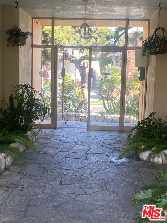 11829 Kiowa Avenue, Los Angeles CA: https://media.crmls.org/mediaz/5386c385-0d6e-4cee-8754-057e2b7e8917.jpg
