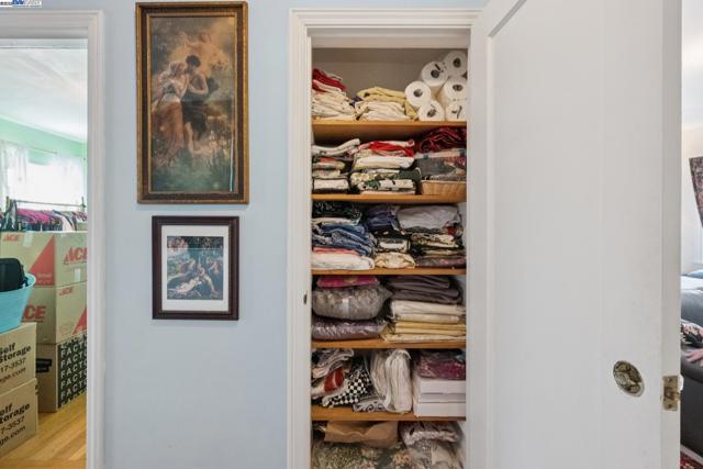 658 30Th Ave, San Francisco CA: https://media.crmls.org/mediaz/53872d4d-b9c1-49b2-b616-b14bdc91092f.jpg