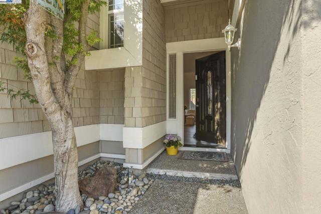10034 Foxboro Cir, San Ramon CA: https://media.crmls.org/mediaz/53883f67-5dfe-4b9d-8f9a-9644b218ec4b.jpg