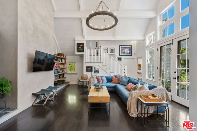 233 S Saltair Avenue, Los Angeles CA: https://media.crmls.org/mediaz/5388ade7-996c-4f28-9379-9d0928e60ff4.jpg