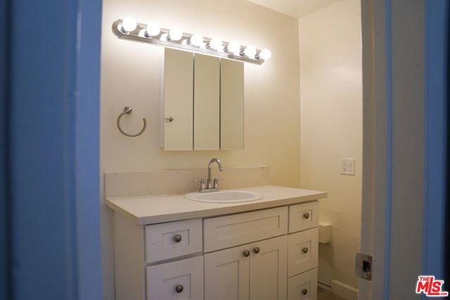 18444 Collins Street, Tarzana CA: https://media.crmls.org/mediaz/53898426-0f13-4584-88cc-d60cedeb3d15.jpg