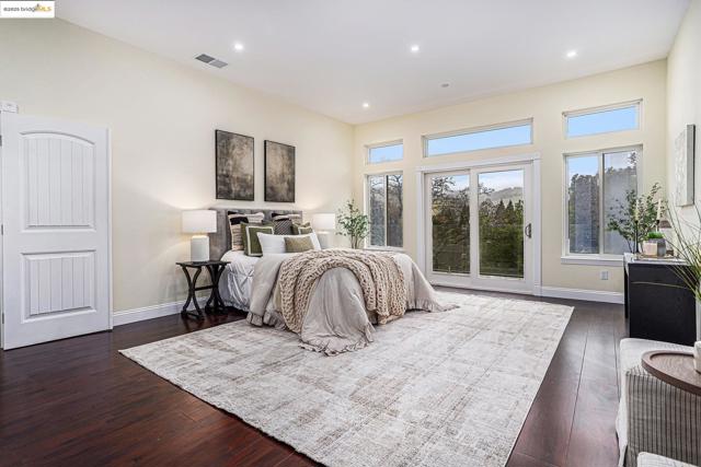 130 Arbor View Ln, Lafayette CA: https://media.crmls.org/mediaz/5389a4be-1019-4d4b-a8e8-07e2c0e8f75c.jpg