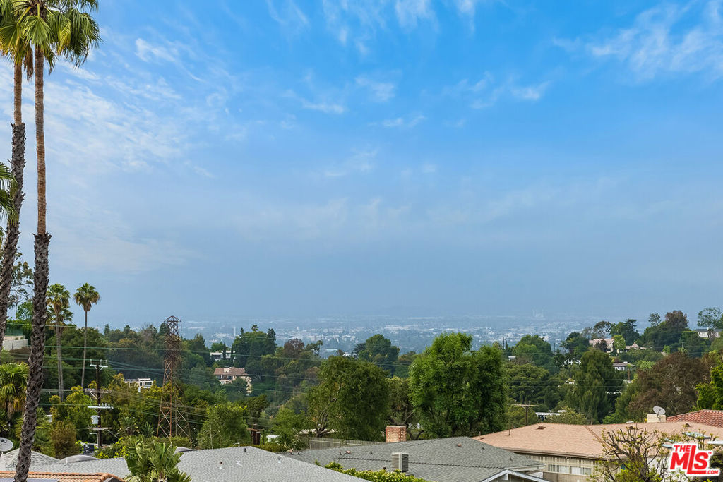 https://media.crmls.org/mediaz/5389df04-d1b7-4da2-93d8-5eead93079ae.jpg?preset=X-Large