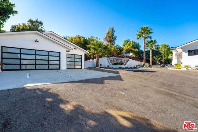 19536 Wells Drive, Tarzana CA: https://media.crmls.org/mediaz/538a656f-baa3-4f6e-b866-6a4a7458709d.jpg