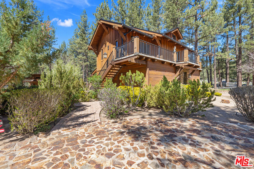 https://media.crmls.org/mediaz/538ab247-5359-4035-8588-ece96c385185.jpg?preset=X-Large