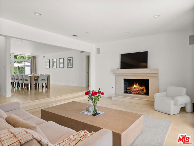 9606 Arby Drive, Beverly Hills CA: https://media.crmls.org/mediaz/538adce6-590c-4ac2-8edd-583abae0e1cd.jpg