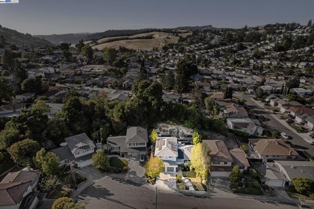 3134 Terry Ct, Castro Valley CA: https://media.crmls.org/mediaz/538b6128-435a-4bcc-ac88-698517ea56d7.jpg