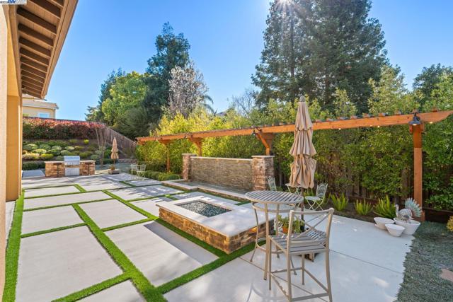 2135 Terra Bella Ct, Livermore CA: https://media.crmls.org/mediaz/538b7804-32f9-4317-a3fe-cf4078576d1d.jpg