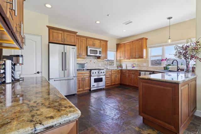 944 Rainbow Crest Road, Fallbrook CA: https://media.crmls.org/mediaz/538bce09-415d-4588-8691-932869ff82b0.jpg