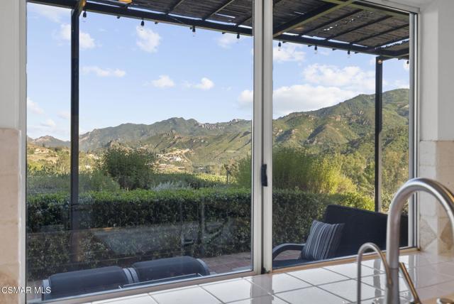 29845 Vista Del Arroyo, Agoura Hills CA: https://media.crmls.org/mediaz/538c39fd-c4e0-4ac2-840d-655c2b1466ec.jpg