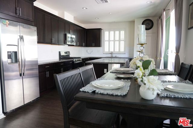 18215 Astro Court, Santa Clarita CA: https://media.crmls.org/mediaz/538c82ef-de29-4562-97c0-0e8f68beae2c.jpg