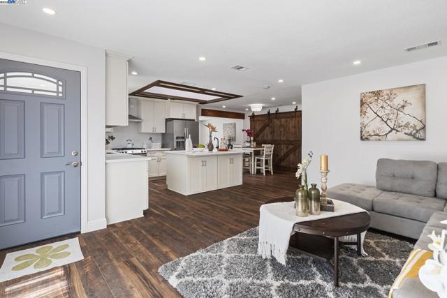 4189 Ogden Dr, Fremont CA: https://media.crmls.org/mediaz/538ccb81-24da-42b8-970d-393e59720487.jpg