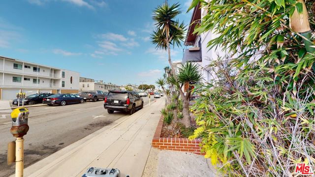 642 Hermosa Avenue, Hermosa Beach CA: https://media.crmls.org/mediaz/538d6e90-5b10-4e7b-9060-82122462604a.jpg