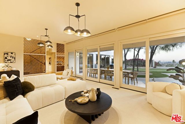 5284 Los Diegos Way, Los Angeles CA: https://media.crmls.org/mediaz/538e238d-cf1a-41d0-b98e-f191038ff12e.jpg