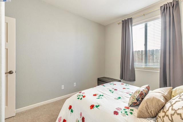 9315 Wild Lilac Cir, Sacramento CA: https://media.crmls.org/mediaz/538eed06-c3d5-4faa-8064-6be793c47944.jpg