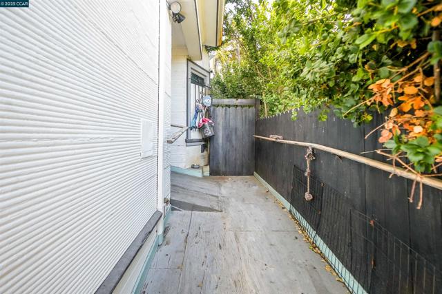 2510 E 21st ST, Oakland CA: https://media.crmls.org/mediaz/538f5cc6-f625-43a7-9b15-81ed2cfe5de0.jpg