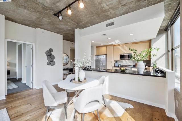 311 2nd St, Oakland CA: https://media.crmls.org/mediaz/53907488-d822-4406-be20-06f0838143bb.jpg