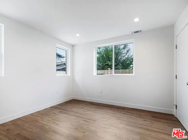 334 1/2 N Alexandria, Los Angeles CA: https://media.crmls.org/mediaz/53907e45-da4e-47d7-9fc8-7c9a2c4a1573.jpg