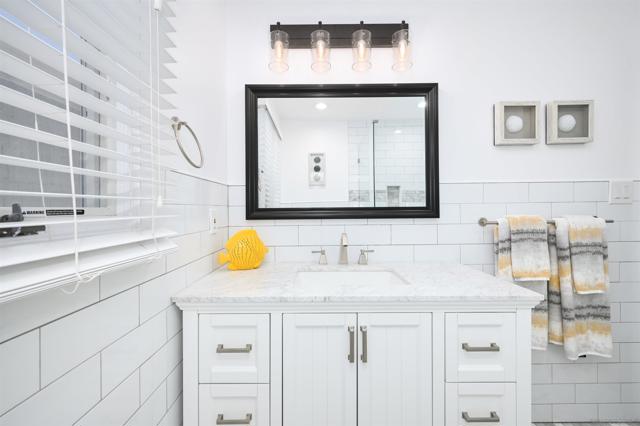 206 E E Oceanfront, Newport Beach CA: https://media.crmls.org/mediaz/53908f03-f591-4b98-89d5-e657a4073357.jpg