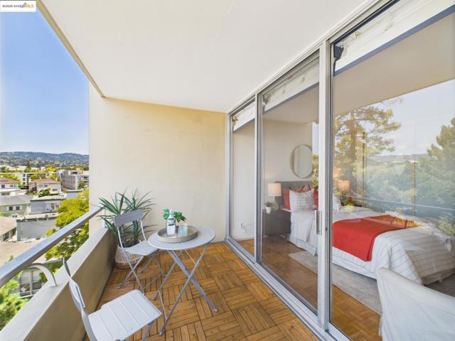 320 Lee St, Oakland CA: https://media.crmls.org/mediaz/539090a1-e6c8-45db-bcb0-e32529ff46e0.jpg