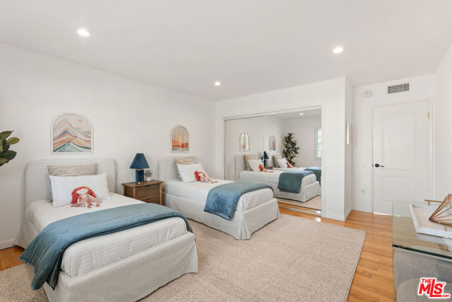 16979 Encino Hills Drive, Encino CA: https://media.crmls.org/mediaz/5390cc06-cba1-4be2-8443-6ac6c5145bc8.jpg