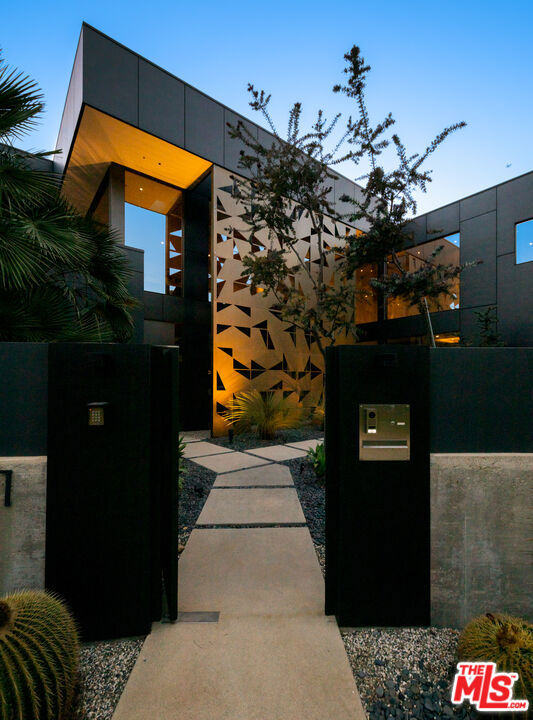 2341 Gloaming Way, Beverly Hills CA: https://media.crmls.org/mediaz/53913212-f17f-4b05-9ccd-256b30710780.jpg