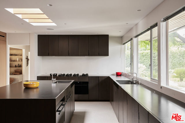 3970 Archdale Road, Encino CA: https://media.crmls.org/mediaz/539191e1-18a6-4d84-a607-77346b56e455.jpg