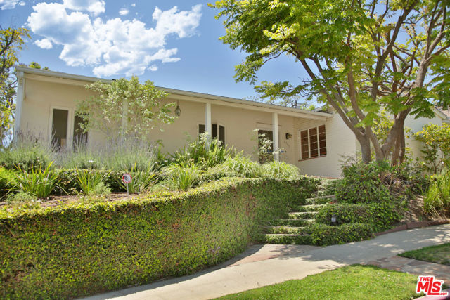 2963 Queensbury Drive, Los Angeles CA: https://media.crmls.org/mediaz/5391c5e8-5fb3-4a87-88d1-da582bd09ed3.jpg
