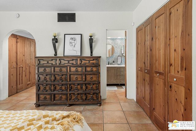 284 E Ocotillo Avenue, Palm Springs CA: https://media.crmls.org/mediaz/53921918-4d3d-401c-a8df-e9452c7e2ea2.jpg