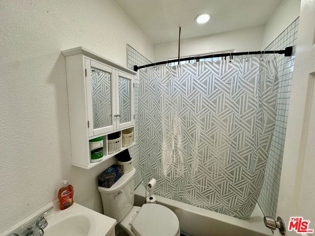 523 1/2 W 56th Street, Los Angeles CA: https://media.crmls.org/mediaz/53924447-9224-43bc-a522-0a6eb0372026.jpg