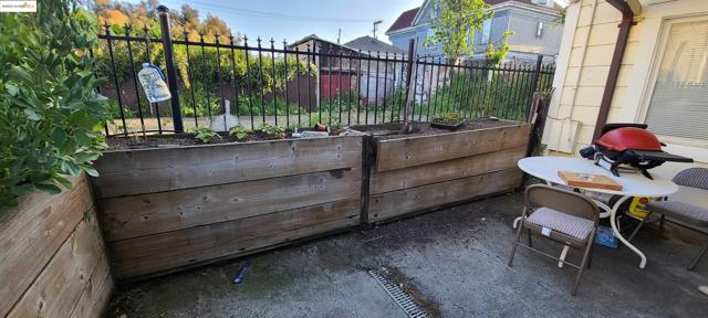 2825 Market St, Oakland CA: https://media.crmls.org/mediaz/53925165-722d-4f35-9532-74e0cdc7f49c.jpg