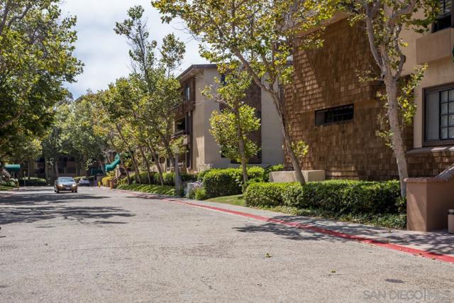 8880 Villa La Jolla Dr, La Jolla CA: https://media.crmls.org/mediaz/5392d47a-97f2-44e7-b061-09f0b350a7e4.jpg