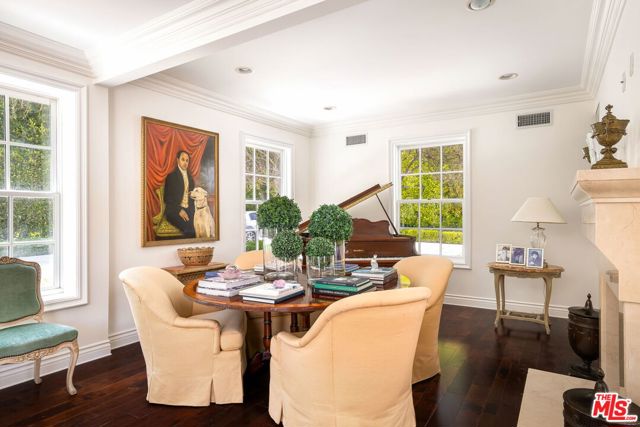 10914 Bellagio Road, Los Angeles CA: https://media.crmls.org/mediaz/53933170-de32-4558-b1a5-ddca95205cf3.jpg