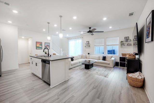 Detail Gallery Image 7 of 35 For 1374 Palo Verde Way, Vista,  CA 92083 - 3 Beds | 2/1 Baths