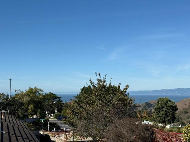 26 Driftwood Court, Pacifica CA: https://media.crmls.org/mediaz/53942ad0-f2dc-4526-b0ec-f33760c2a29f.jpg