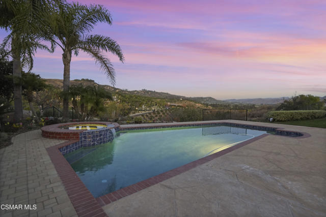 7111 Los Coyotes Place, Camarillo CA: https://media.crmls.org/mediaz/53950e1b-b6df-45cd-9bd9-f6656a8d8cff.jpg