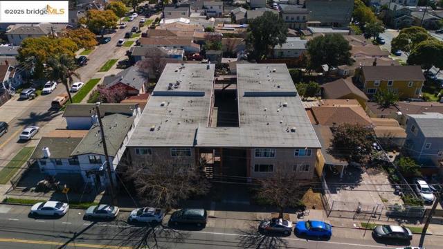 3020 35th Avenue, Oakland CA: https://media.crmls.org/mediaz/53952073-1ecc-4337-a1d5-0d481f7196d4.jpg