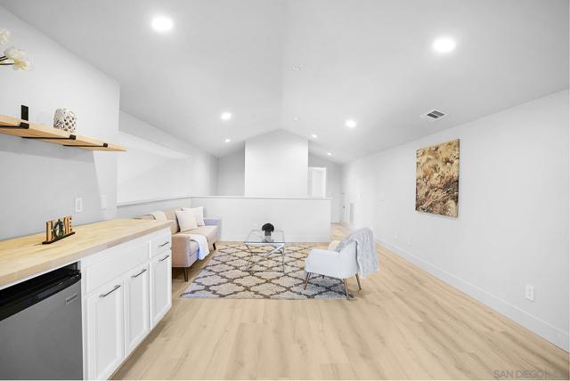 1120 Parkview Dr, Oceanside CA: https://media.crmls.org/mediaz/53952df0-967d-4fd9-b44d-bedaa59802bc.jpg