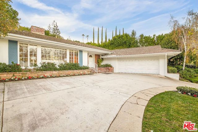 15550 Valley Vista Boulevard, Encino CA: https://media.crmls.org/mediaz/539592ab-70ab-459e-b13e-e0b155ab9de1.jpg