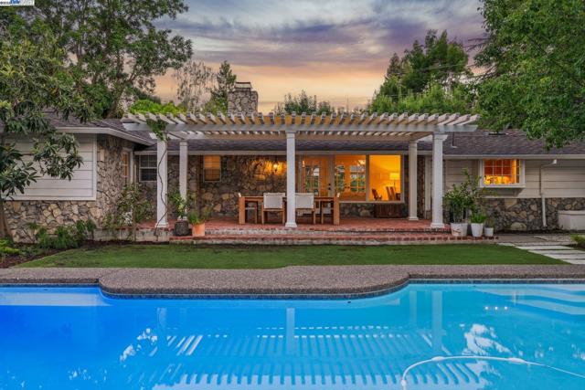 55 Cora Ct, Walnut Creek CA: https://media.crmls.org/mediaz/53961be5-52bb-4335-a293-a81440122218.jpg