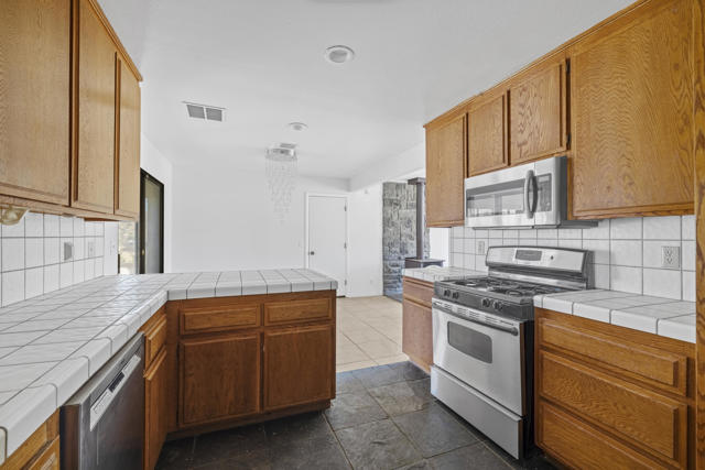 55710 Free Gold Dr Drive, Yucca Valley CA: https://media.crmls.org/mediaz/5396248f-3129-4df7-a40e-ea682a842f8d.jpg