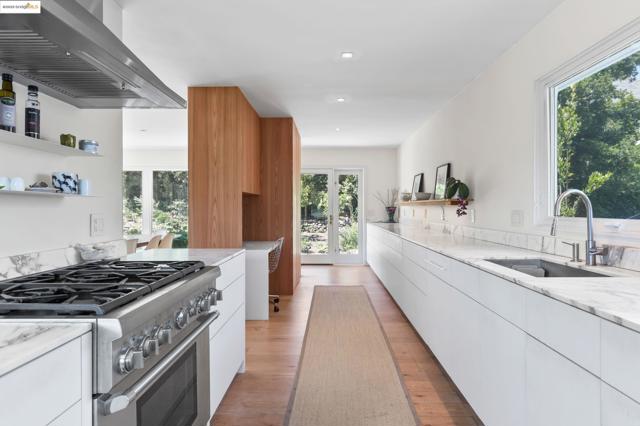 40 Westminster Dr, Oakland CA: https://media.crmls.org/mediaz/5396ebba-ed49-4eb4-aff4-d2481ec9dadd.jpg